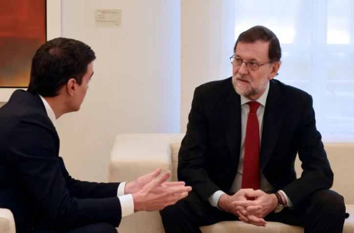 Le Premier ministre espagnol Mariano Rajoy (d) s'exprime avec Pedro Sanchez, leader des socialistes, le 23 décembre 2015 à Madrid