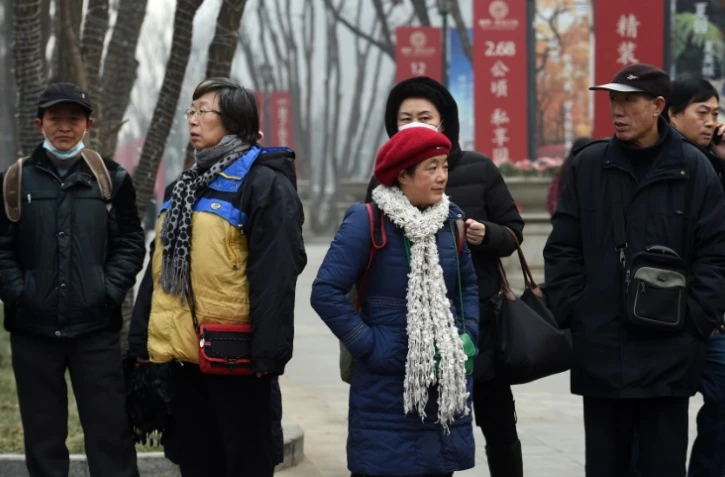 Des partisans du défenseur des droits de l'homme Pu Zhiqiang attendent le 22 décembre 2015 près du tribunal de Pékin où l'avocat a été condamné à trois ans de prison avec sursis 
