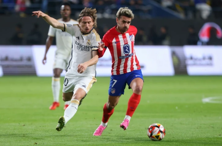 L'attaquant français de l'Atlético Madrid Antoine Griezmann (d) à la lutte avec le milieu du Real Luka Modric, le 10 janvier 2024 à Ryad