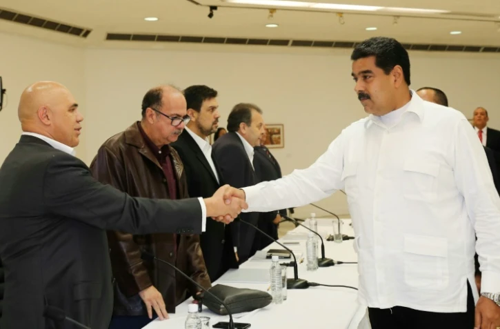 Le président Nicolas Maduro et l'un des plus hauts responsables de l'opposition, Jesus Torrealba, à l'ouverture d'une réunion le 30 octobre 2016 à Caracas 