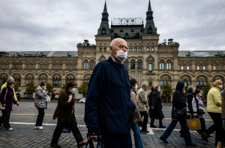 Un passant sur la Place rouge à Moscou, le 7 octobre 2020