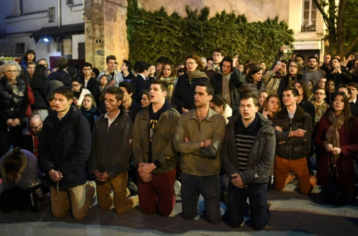 Chants et prières pendant que Notre-Dame brûle, à Paris, le 15 avril 2019