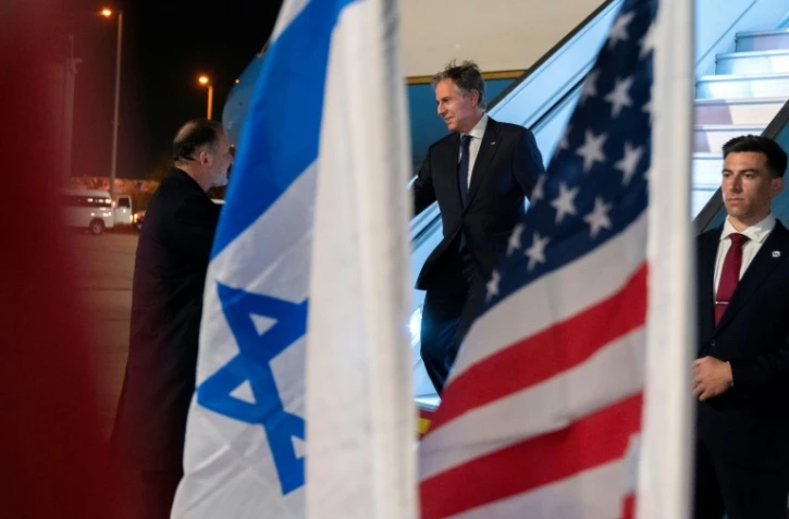 Le secrétaire d'Etat américain Antony Blinken (au centre) arrive à Tel Aviv, le 26 mars 2022