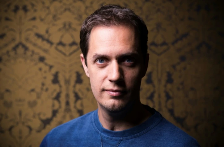 Grand Corps Malade pose en 2014 à Paris