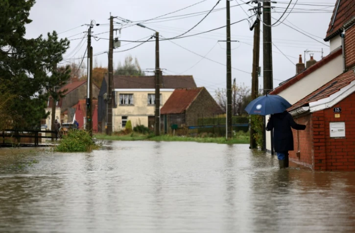 Une rue inondée près de Saint-Omer, dans le Pas-de-Calais, le 14 novembre 2023