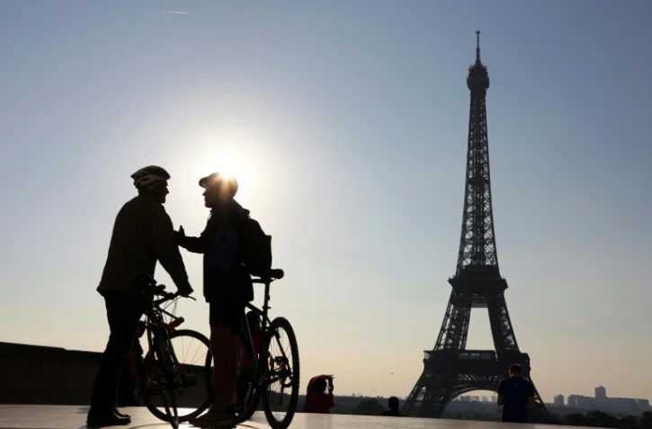 Deux cyclistes discutent devant la tour Eiffel avant de participer à la "journée sans voiture" organisée par la mairie de Paris, le 27 septembre 2015