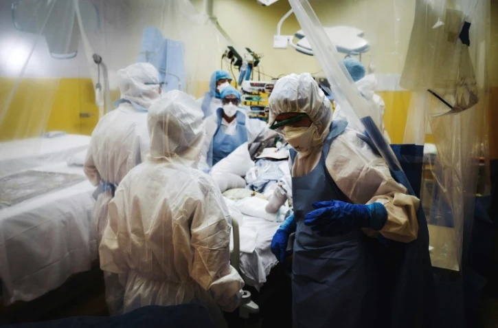 Des personnels soignants s'occupent d'un patient en soins intensifs à l'hôpital franco-britannique de Levallois-Perret, au nord de Paris, le 9 avril 2020