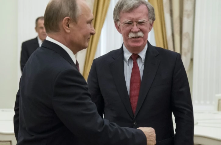 Le président russe Vladimir Poutine (gauche) reçoit John Bolton (droite), conseiller du président américain Donald Trump, le 27 juin 2018 au Kremlin
