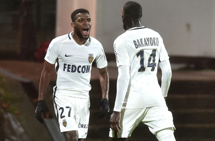 Le Monégasque Thomas Lemar (g) buteur sur coup franc, félicité par son coéquipier Tiémoué Bakayoko, le 18 novembre 2016 à Lorient
