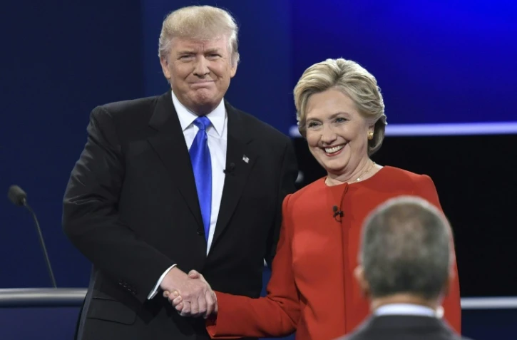 Hillary Clinton (D) serre la main de son rival à la Maison Blanche, Donald Trump (G) avant l'ouverture du débat