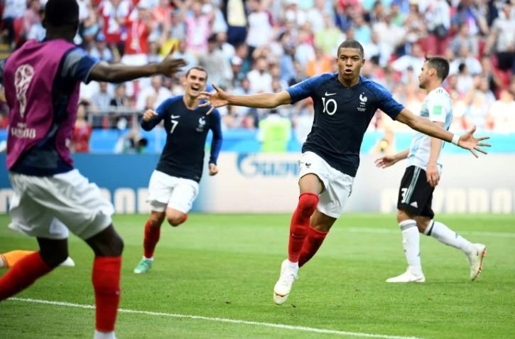 L'attaquant vedette de l'équipe de France Kylian Mbappé exulte après avoir inscrit le 3e but des Bleus contre l'Argentine au Mondial, le 30 juin 2018 à Kazan