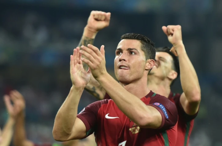 L'attaquant Cristiano Ronaldo applaudit les supporteurs après la victoire du Portugal face à la Pologne en quarts de finale de l'Euro au Vélodrome, le 30 juin 2016