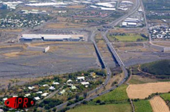 La rivière des galets.La nationale 1 se scinde en deux ponts qui enjambent la rivière des Galets séparant la commune du Port et celle de Saint-Paul