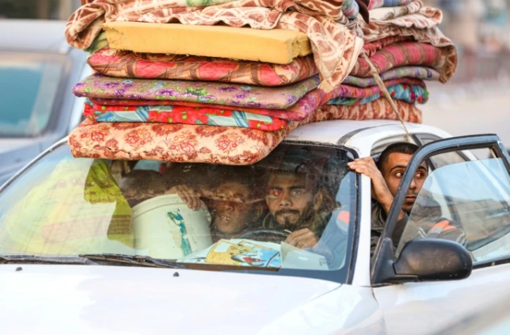 Des Palestiniens du camp de réfugiés de Bureij arrivent à Deir al-Balah, dans le centre de la bande de Gaza, après un ordre d'évacuation israélien le 22 décembre 2023