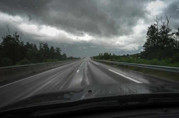 La dépression Kirk qui balayera la France mercredi va entraîner des "pluies intenses" de la Vendée à la Champagne-Ardenne et des vents forts sur les Pyrénées, alerte Météo France, qui a placé 30 départements en vigilance orange dans son dernier bulletin