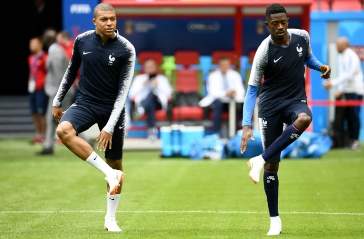 Les attaquants français Kylian Mbappé (g) et Ousmane Dembélé à l'entraînement le 15 juin 2018 à Kazan