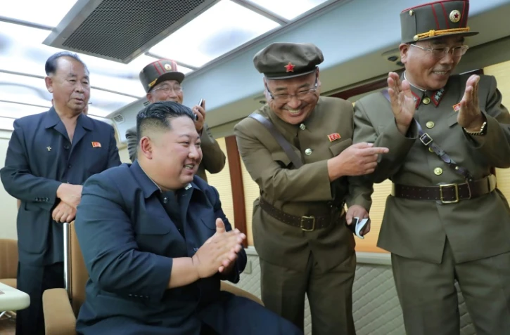 Le dirigeant Kim Jong Un supervisant l'essai d'une nouvelle arme, le 16 août 2019 en Corée du Nord (AFP PHOTO/KCNA VIA KNS)