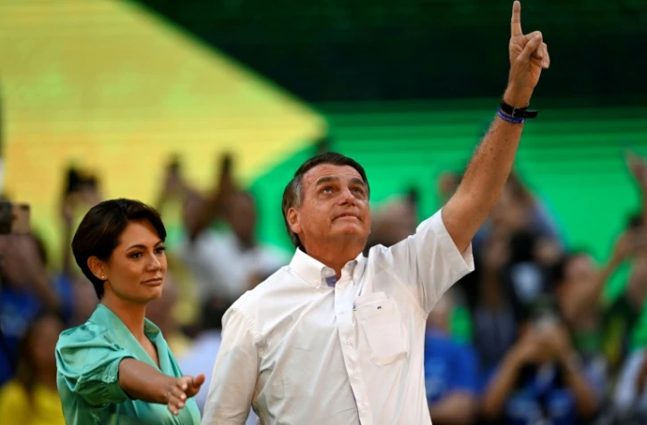 Le président d'extrême droite brésilien Jair Bolsonaro et son épouse Michelle lors d'un meeting à Rio, le 24 juillet 2022