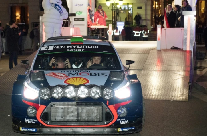 Le Néo-Zélandais Hayden Paddon au volant de sa Hyundai i20 au départ de la 85e édition du Rallye Monte-Carlo, le 19 janvier 2017 à Monaco 