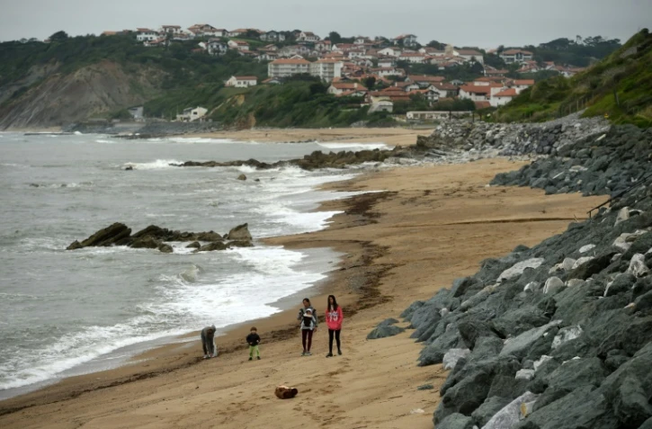 Des promeneurs sur la plage de Guethary (sud-ouest) le 12 mai 2020