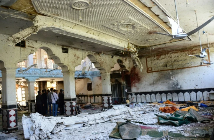 Des journalistes afghans à Hérat, le 2 août 2017, sur le site d'un attentat-suicide qui a fait 30 morts et plus de soixante blessés au coeur d'une mosquée chiite