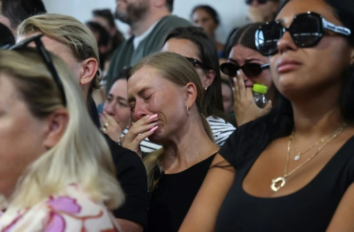 Des membres de la famille et des proches d'Alexander Lobanov, enlevé lors de l'attaque du Hamas du 7 octobre dont le corps a été retrouvé dans un tunnel de la bande de Gaza, le 1er septembre 2024 au cimetière d'Ashkelon dans le sud d'Israël