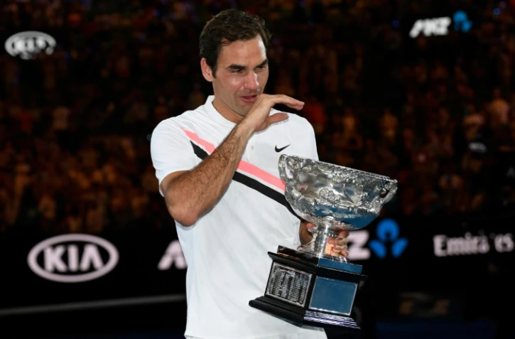 Roger Federer ému aux larmes après avoir remporté l'Open d'Australie aux dépens de Marin Cilic, le 28 janvier 2018 à Melbourne