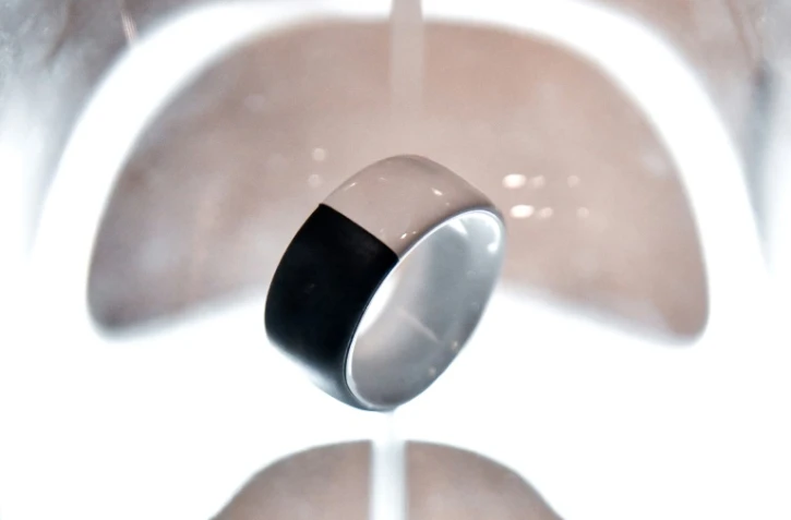 La bague intelligente "Aeklys", dessinée par Philippe Stark, présentée au concours Lépine, à l'occasion de la Foire d'Automne, le 27 octogre 2021 à Paris