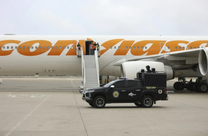 Un avion de la compagnie vénézuélienne Conviasa sur le tarmac de l'aéroport international de Maiquetia, le 20 mars 2025