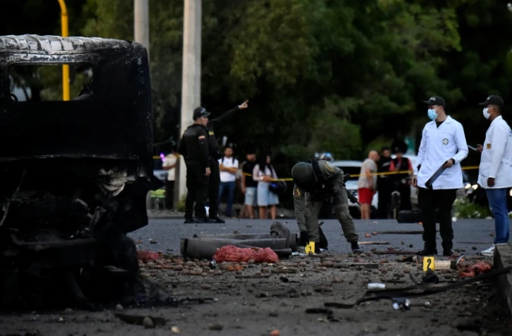 Des enquêteurs sur les lieux de l'explosion d'un camion bourré d'explosif près d'un commissariat de police dans la ville colombienne de Cúcuta, près de la frontière avec le Venezuela, le 1er août 2026