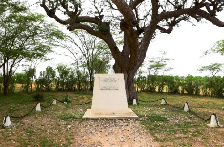 Une stèle dressée en l'honneur d'Abdoulaye Ndiaye, le dernier des tirailleurs sénégalais dans le village de Thiowor au nord de Dakar, le 31 août 2018