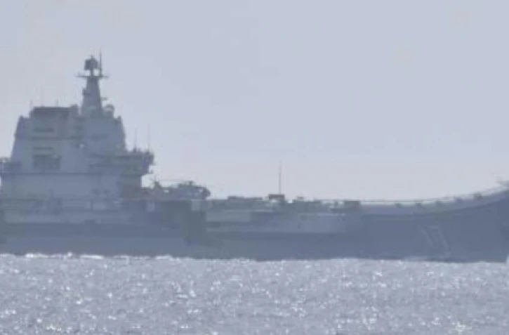 Le porte-avions chinois Shandong dans l'océan Pacifique, au sud d'Okinawa, le 9 avril 2023