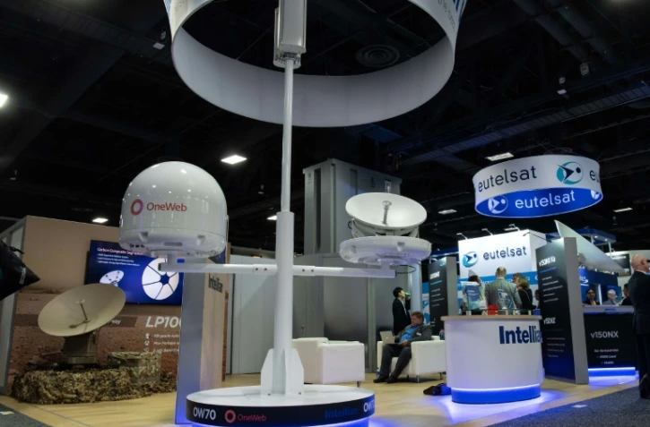 L'opérateur français de satellites Eutelsat annonce avoir signé "un protocole d'accord" pour fusionner avec le britannique OneWeb et sa constellation