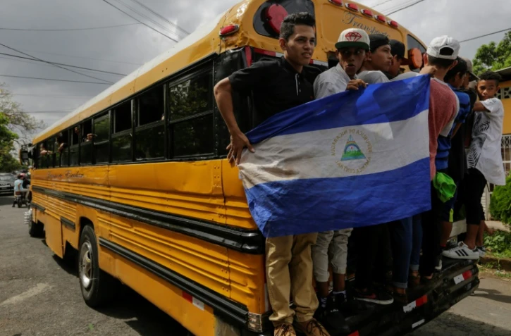 Des proches d'Orlando Cordoba, 14 ans, tué d'une balle dans la poitrine durant une marche de soutien à Managua aux mères dont les enfants ont été tués dans les manifestations précédentes, à ses funérailles le 1er juin 2018