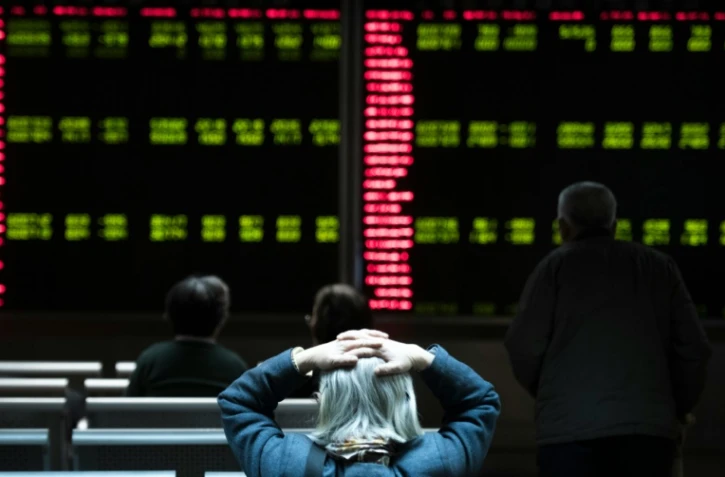 Des investisseurs regardent des écrans de cotation dans une société de Bourse à Pékin le 7 janvier 2016