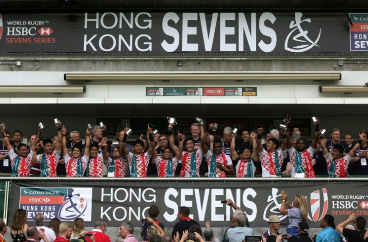 L'équipe du Japon de rugby à VII acclame la foule des tribunes après sa qualification pour les World Series, au détriment de Hong Kong, le 10 avril 2016 à Hong Kong