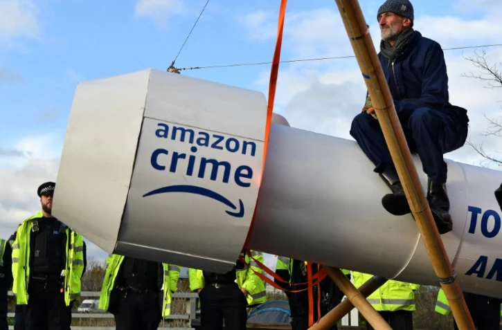 Un militant d'Extinction Rebellion (XR) lors d'une opération de blocage d'un centre de distribution Amazon à Tilbury, à l'est de Londres le 26 novembre 2021
