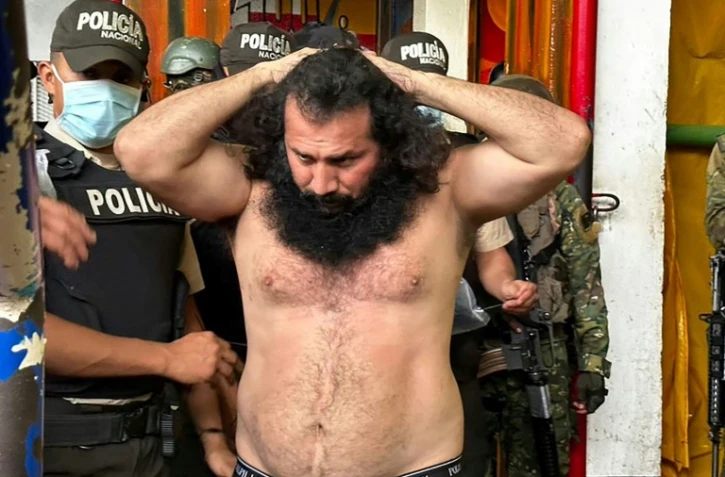 Photo des forces armées équatoriennes d'Adolfo Macias, alias "Fito", chef du gang criminel Los Choneros, lors de son transfert au complexe de sécurité maximale du pénitencier de Guayaquil, en Équateur, le 12 août 2023