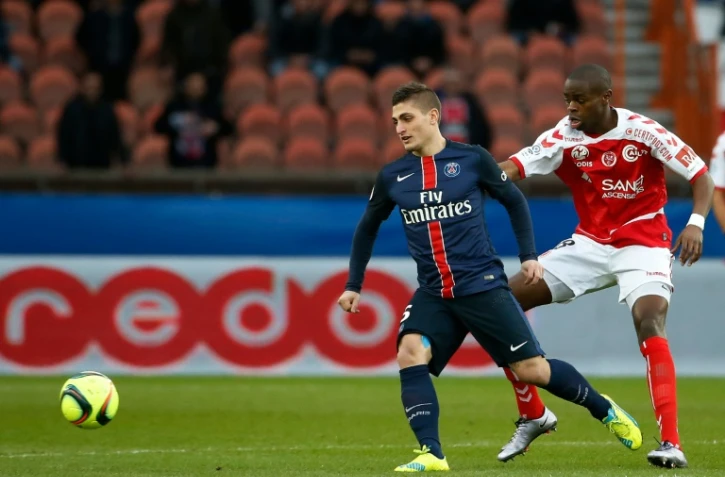 Le milieu du PSG Marco Verratti (g) à la lutte avec celui de Reims Prince Oniangué au Parc des Princes, le 20 février 2016 