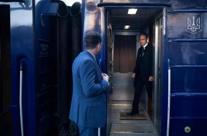 Le secrétaire d'Etat américain Antony Blinken (au fond) arrive en train à Kiev, le 14 mai 2024