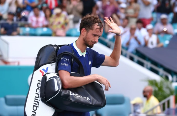 Le Russe Daniil Medvedev quitte le court après sa défaite face au tenant du titre, le Polonais Hubert Hurkacz, 7-6 (9/7), 6-3, en quarts de finale du Masters 1000 de Miami, le 31 mars 2022