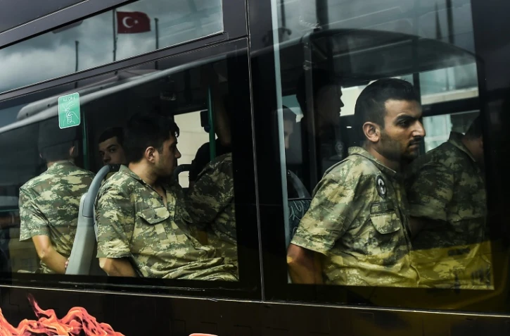 Des soldats turcs soupçonnés d'avoir participé à la tentative de putsch emmenés au tribunal le 20 juillet 2016 à Istanbul
