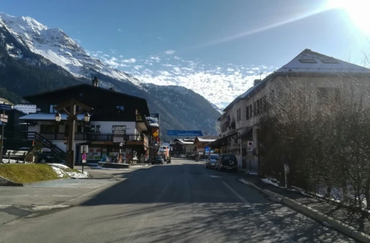 Rue principale des Contamines-Montjoie, photographiée le 8 février 2020 