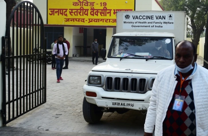 Les vaccins sont acheminés par camions dans les différents centres de vaccination de Allahabad, dans l'Uttar Pradesh, le 15 janvier 2021