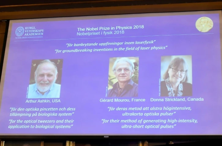 Les portraits des trois lauréats du prix Nobel de physique dévoilés le 2 octobre 2018 à Stockholm. TT News Agency / AFP
