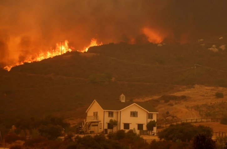 Les flammes de l'incendie "Airport Fire", près de Lake Elsinore en Californie, le 10 septembre 2024