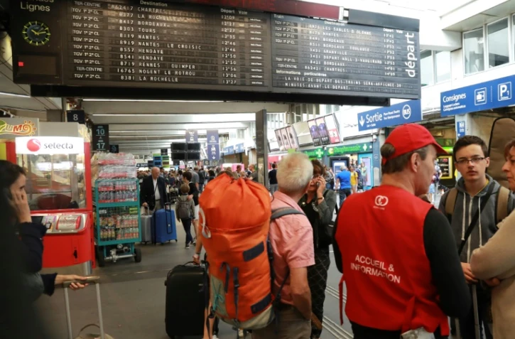 Des voyageurs dans le hall de la gare Montparnasse à Paris, après une interruption de trafic, le 30 juillet 2017