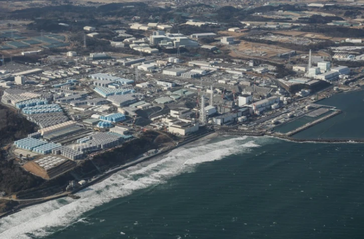 Vue de la centrale nucléaire accidentée de Fukushima, au Japon, avec à gauche les réservoirs de stockage des eaux usées, le 14 février 2021