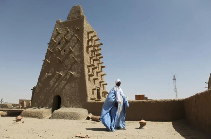 Un homme se tient devant la mosquée de Djingareyber à Tombouctou, le 4 février 2016
