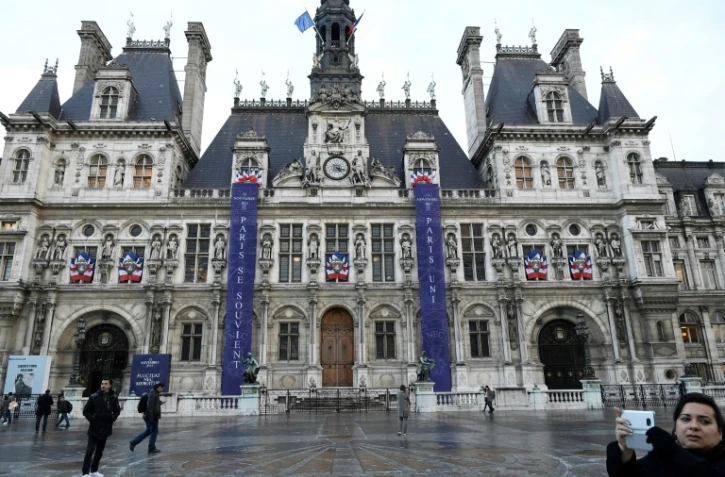 Des banderoles "Paris se souvient" et "Paris Uni" sont exposés, le 10 novembre 2016 devant l'Hôtel de ville de Paris, en commémoration des attaques du 13 novembre
